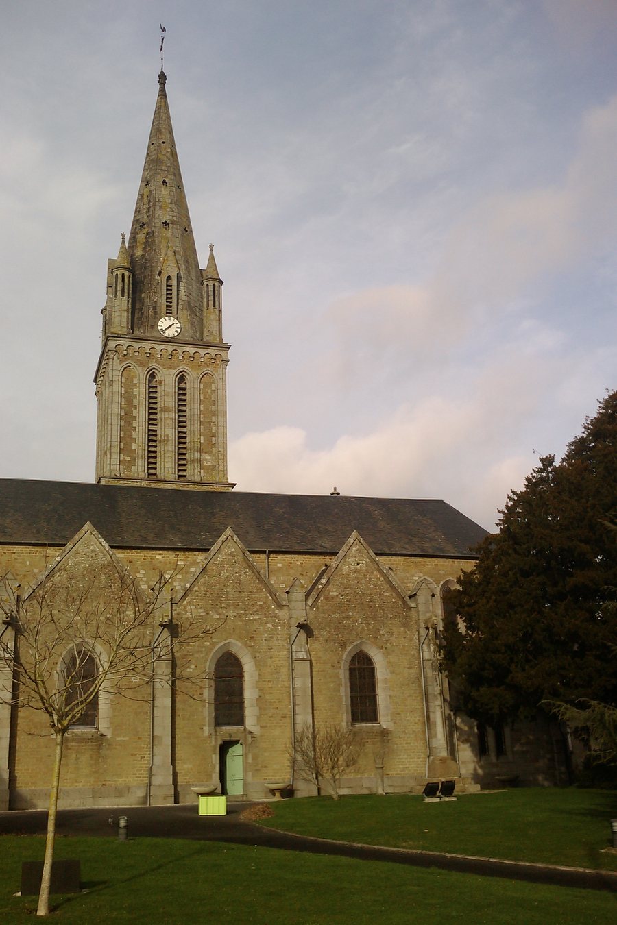 File:Église Saint-Pierre de Tessy-sur-Vire (2).jpg