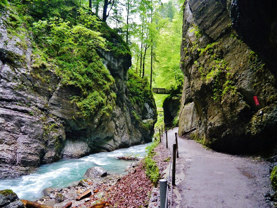 Felswände und Wasserlauf in der Partnachklamm bei Garmisch-Partenkirchen