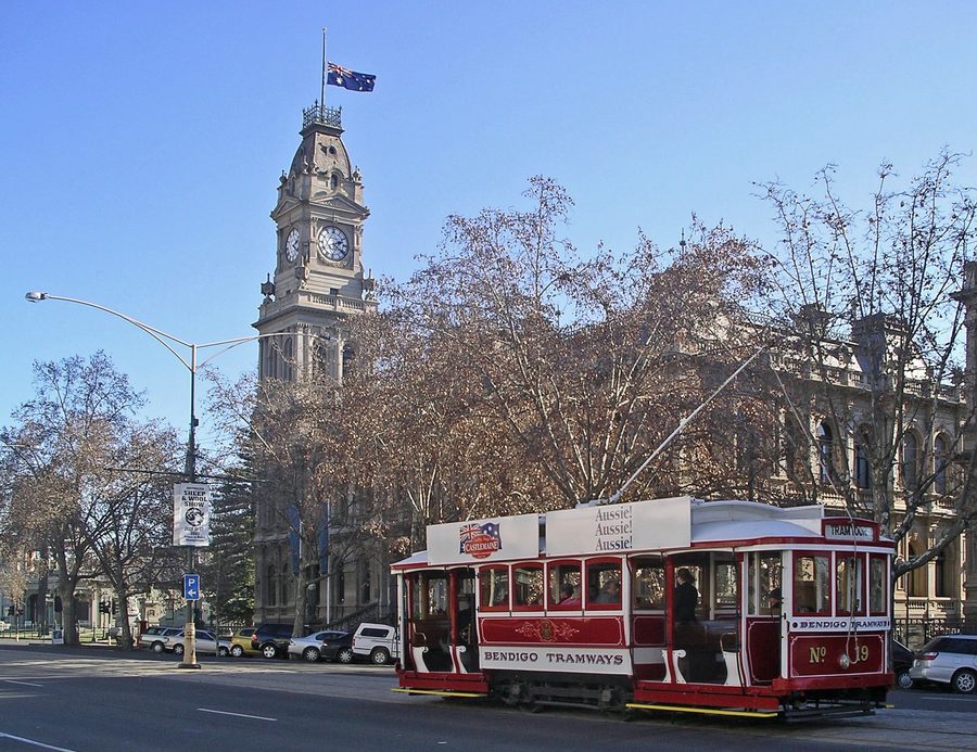 Storico Talking Tram davanti al vecchio ufficio postale di Bendigo