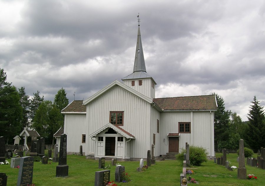 Veduta esterna della chiesa in legno Svene kirke a Flesberg, Norvegia