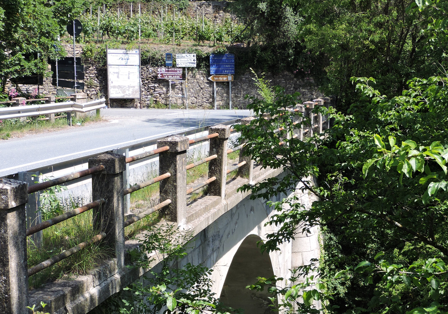 Brücke über den Giara di Rezzo im Valle Arroscia in Ligurien