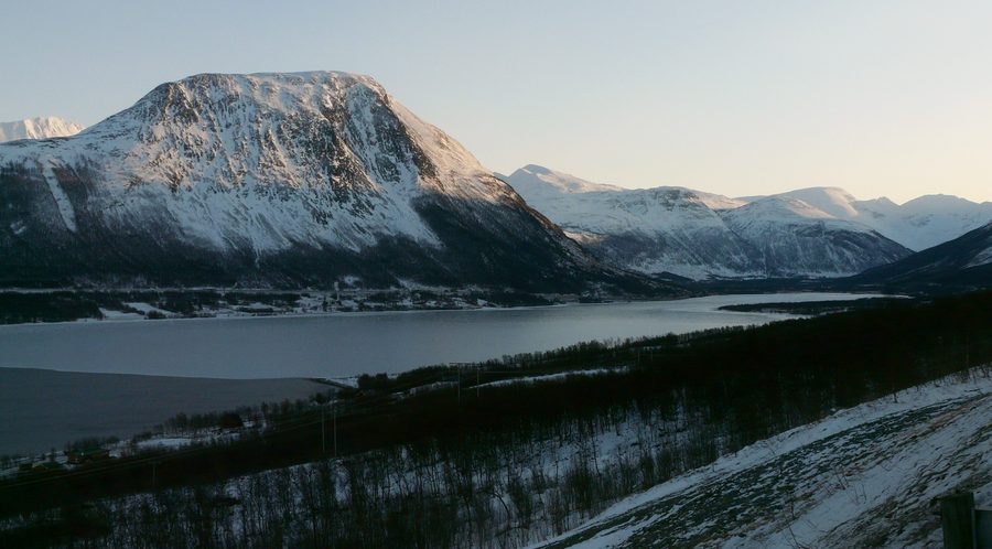 Blick über die Landschaft am Balsfjord auf Nordkjosbotn und den Berg Perstinden