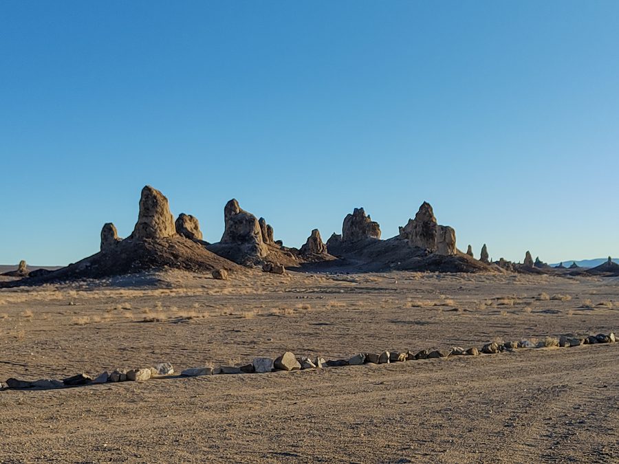 Le Trona Pinnacles che emergono dal bacino asciutto del Searles Lake nel deserto della California