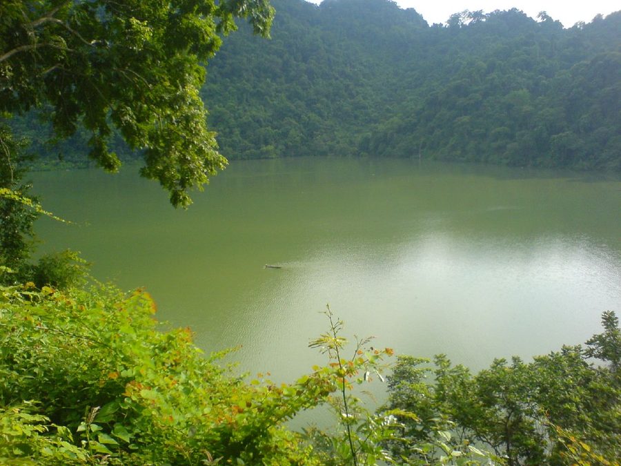 Ba-Bể-See im Ba-Bể-Nationalpark mit bewaldeten Bergen im Hintergrund