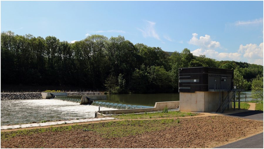 File:Joigny-sur-Meuse — L'un des nouveaux barrages à bouchures gonflables à l'eau sur le cours de la Meuse.jpg