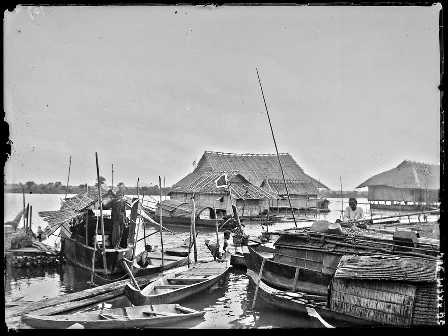 Constructions sur pilotis et bateaux à l'entrée de l'arroyo de Kompong Chhnang