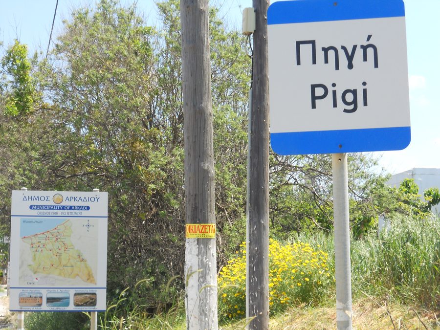 Insegna di Pigi e mappa del comune di Arkadi all'ingresso dell'insediamento di Pigi a Rethymno