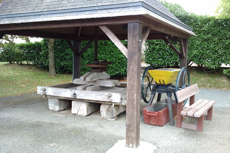 File:Canville-la-Rocque - Pressoir à cidre.jpg