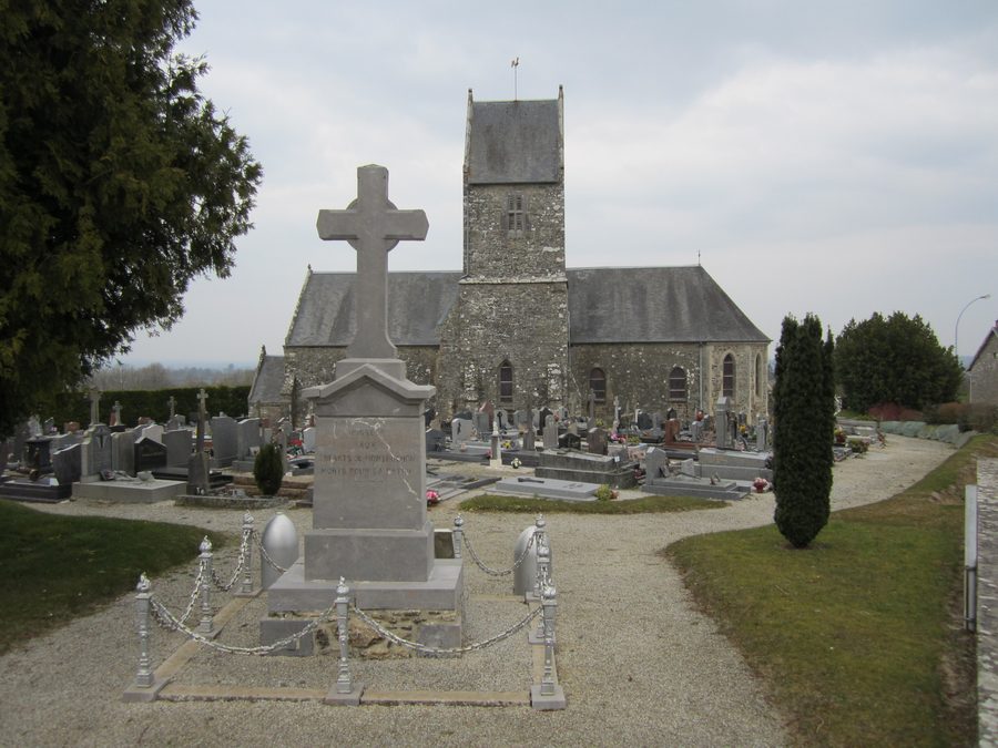 Außenansicht der Pfarrkirche Saint-Martin in Monthuchon