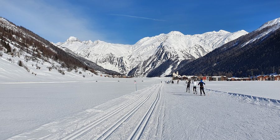 Langlaufloipe bei Obergesteln im Goms vor alpiner Berglandschaft