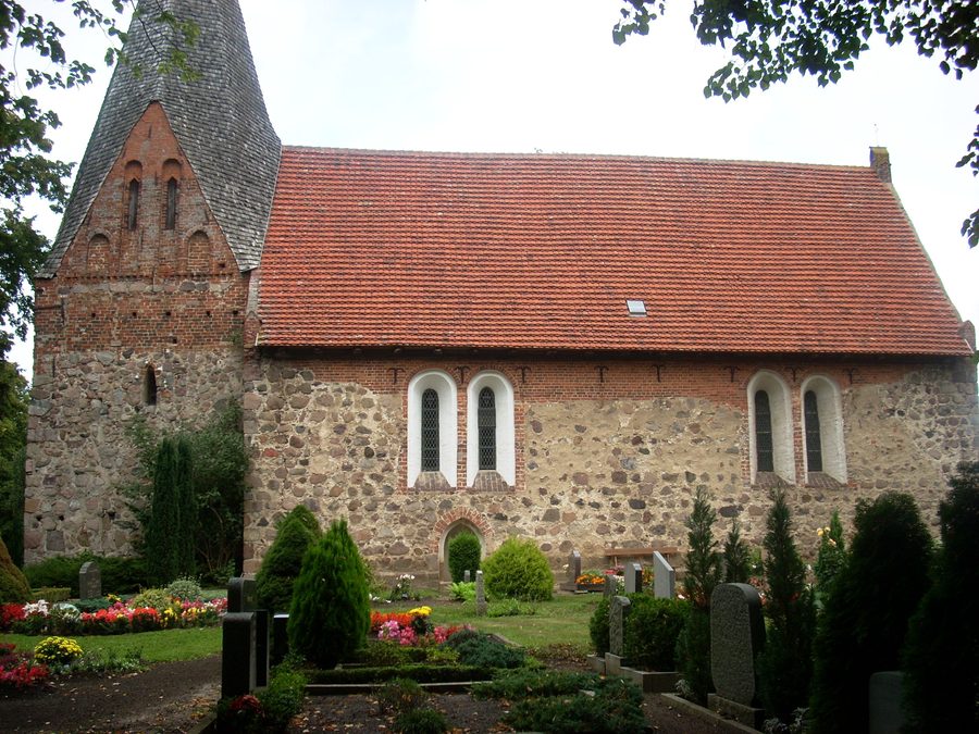 Dorfkirche Witzin, eine spätromanische Feldsteinkirche in Mecklenburg-Vorpommern