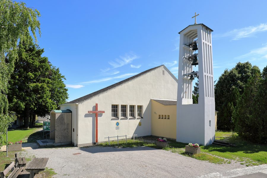 La chiesa filiale cattolico-romana di San Pietro a Teesdorf con campanile isolato.