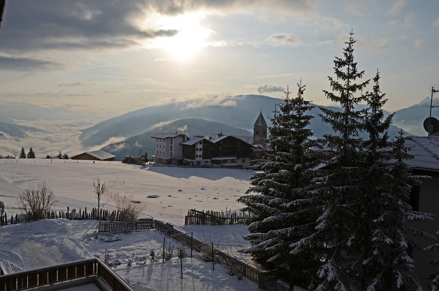 Blick auf Meransen in Richtung Kirche bei Sonnenaufgang