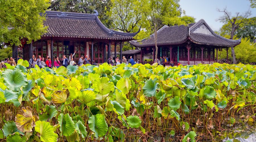 Historischer Garten des Bescheidenen Beamten in Suzhou mit Pavillons, Teich und üppiger Vegetation