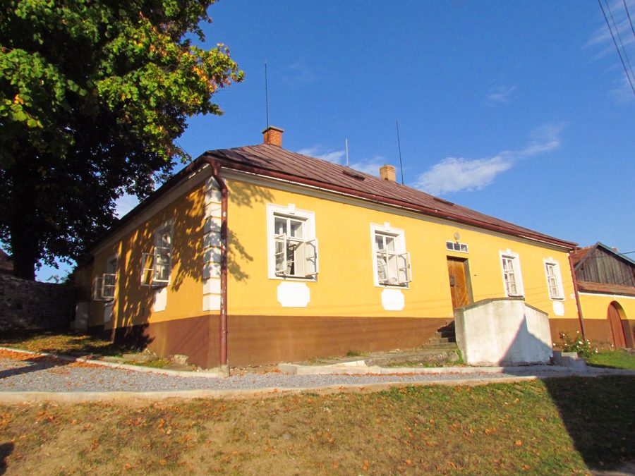 Denkmalgeschütztes Pfarrhaus in Chlum im Okres Třebíč