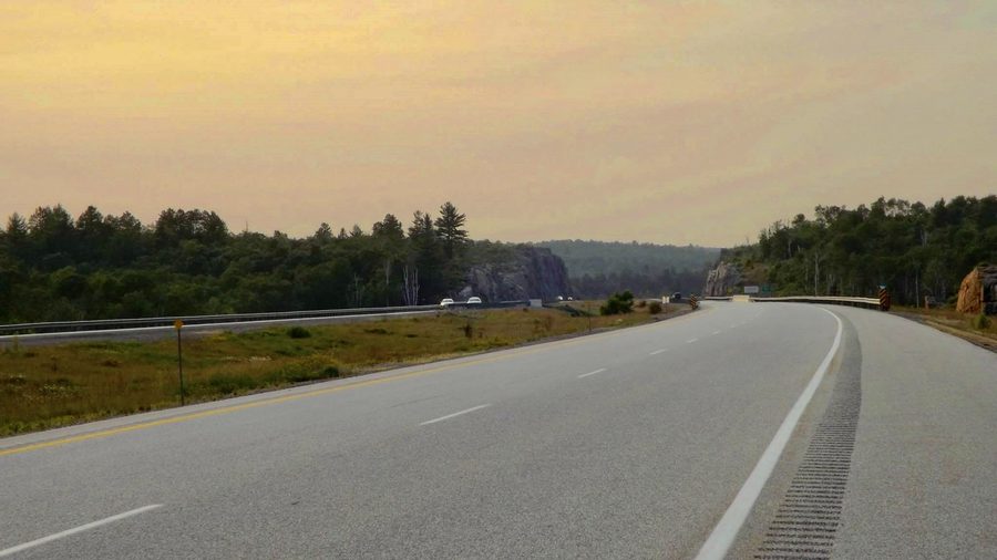 Highway 69 durch die Wald- und Seenlandschaft im unorganisierten Norden des Sudbury District.