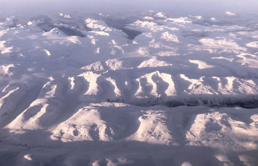 Vista aerea sul comune di Meløy e sul Glomfjorden nel Nordland, Norvegia