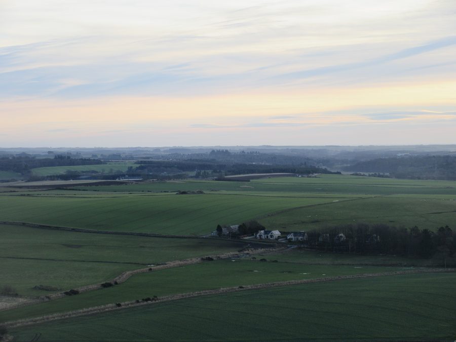 Il monumento Ythsie Prop con vista sul paesaggio dell'Aberdeenshire
