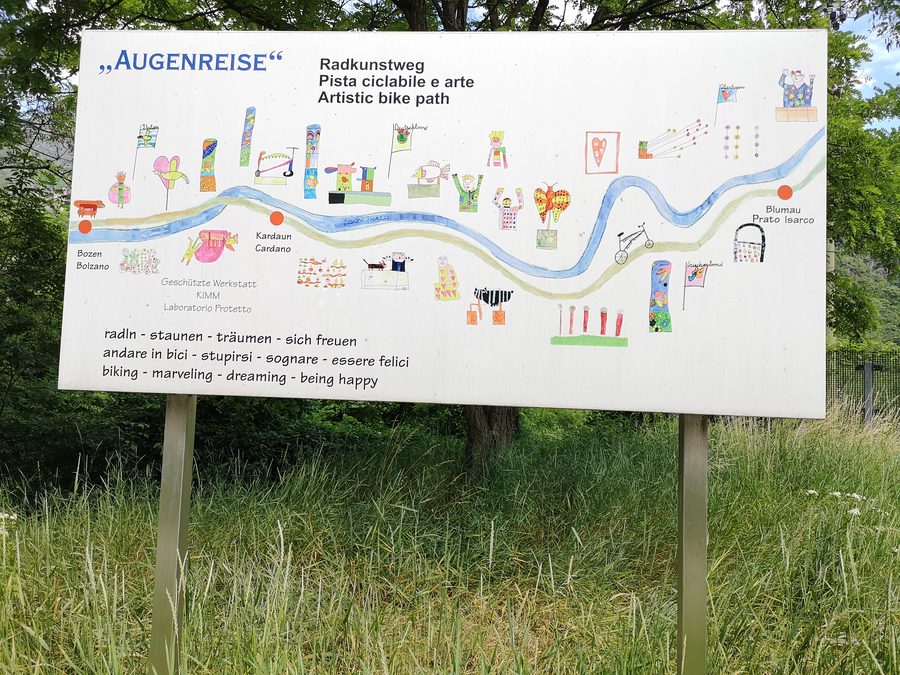 Kunstinstallation am Radkunstweg bei Blumau nahe Bozen