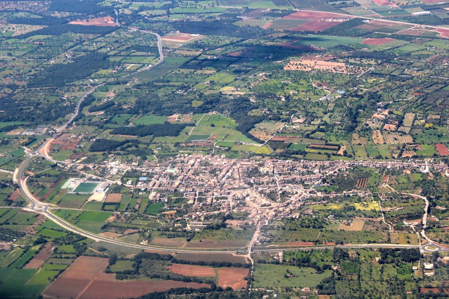 File:Vista aèria de Llubí.JPG