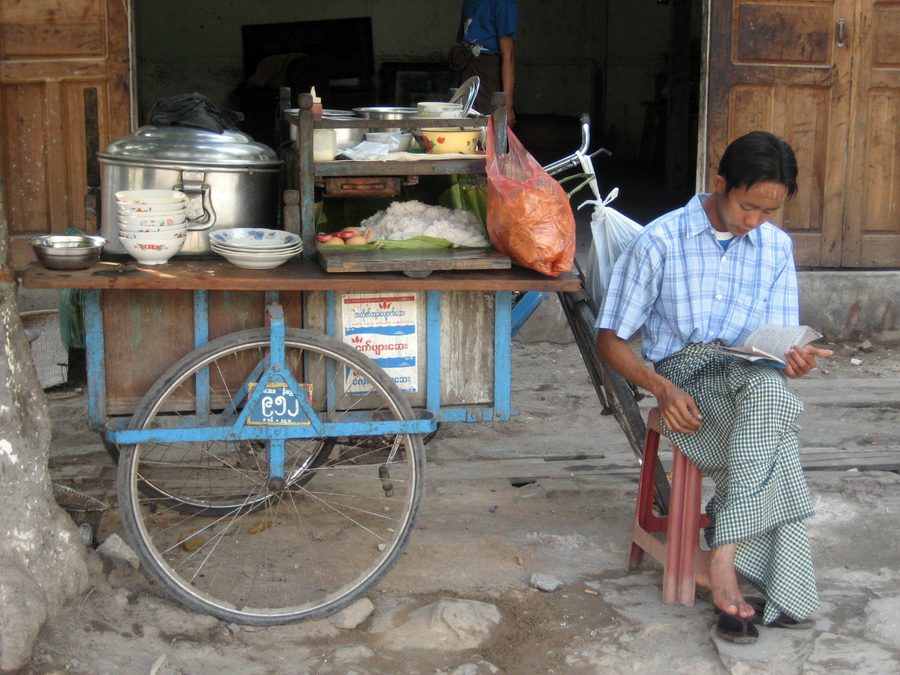 Banco di mohinga a Mandalay