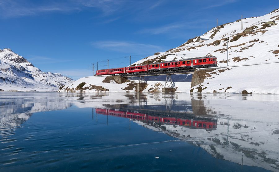 Treno della Ferrovia del Bernina sulla tratta verso Tirano presso Ospizio Bernina