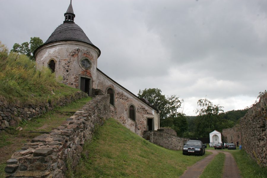 Burg Potštejn über dem Tal der Adler in Ostböhmen.
