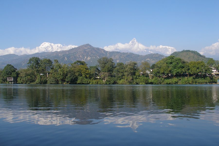 Phewa-See in Pokhara mit Bergpanorama in Nepal