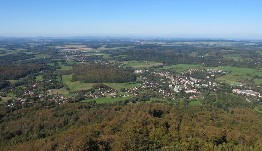 Blick vom Ořešník auf Hejnice im Isergebirge