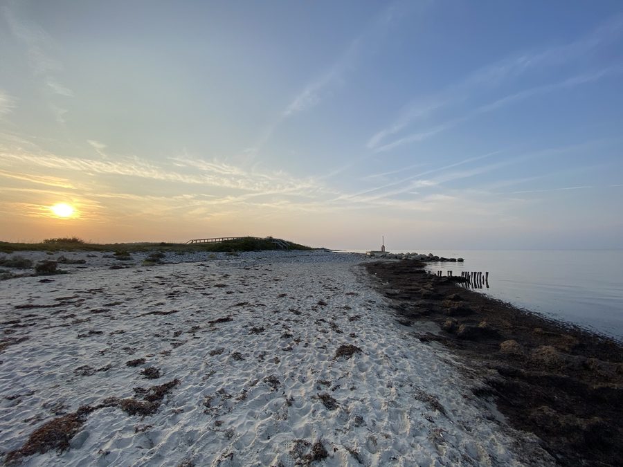 Sandstrand am Kleinen Binnensee bei Behrensdorf mit Blick auf die Ostsee