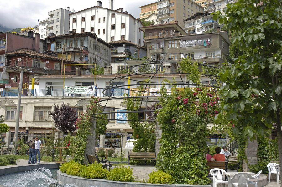 Città di Artvin costruita lungo ripide colline con Atapark e un piccolo ruscello