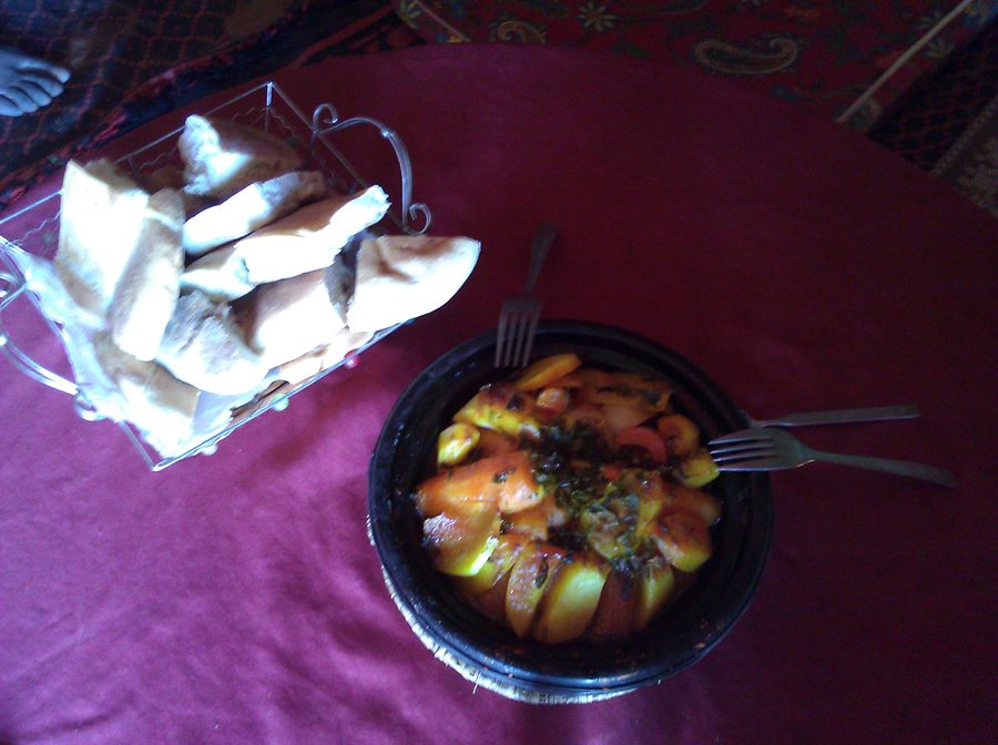 Tajine per pranzo a Zagora, Marocco