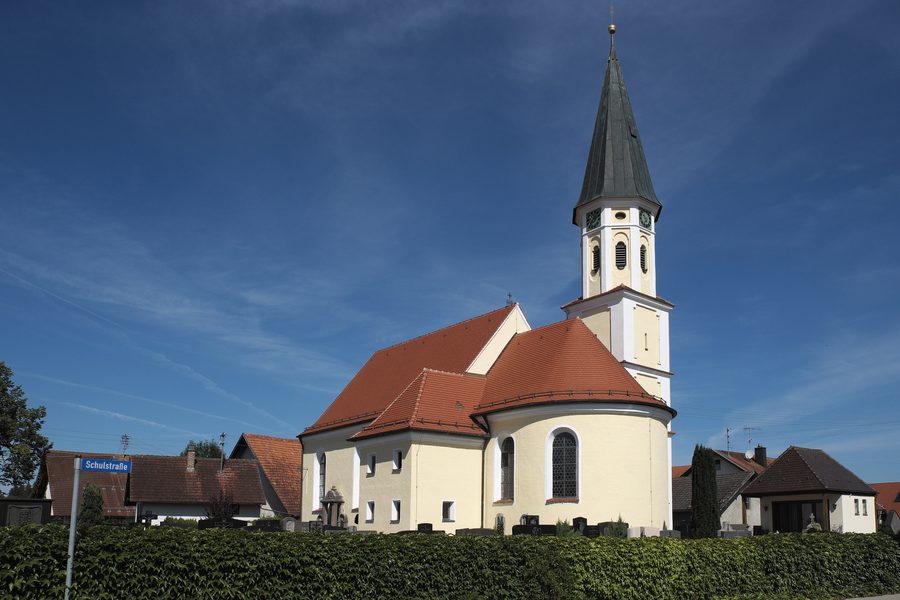 Katholische Pfarrkirche St. Ulrich in Erisried, einem Ortsteil von Stetten im Landkreis Unterallgäu