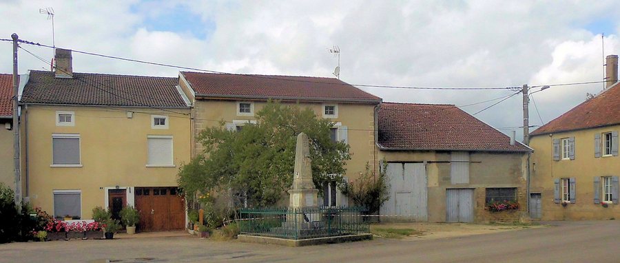 File:Villars-le-Pautel, Monument aux morts.jpg