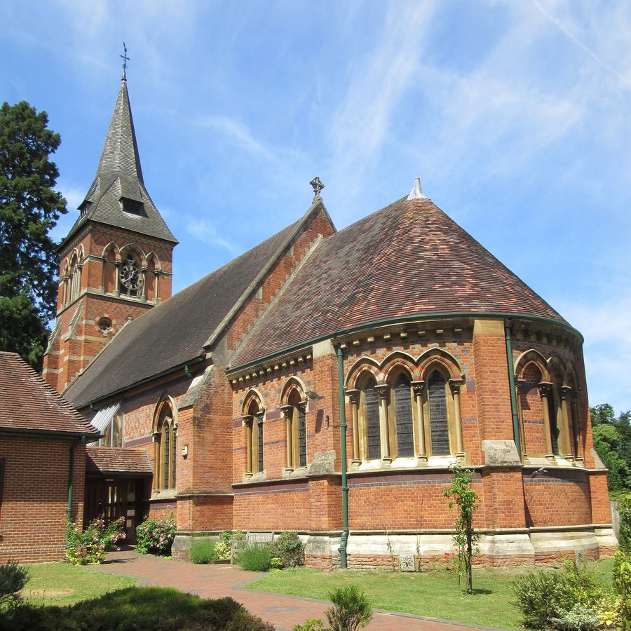 Christ Church su Guildford Road a Ottershaw, Surrey