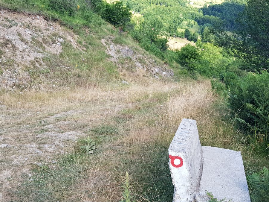 Paesaggio montano presso Plav in Montenegro con le cime dell’area del Peaks of the Balkans