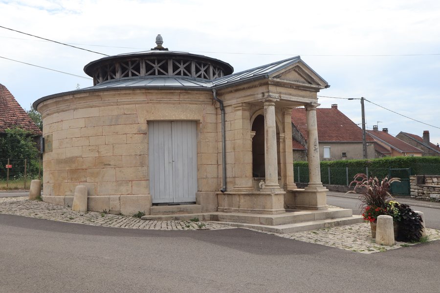File:Lavoir de Confracourt (Haute-Saône) 01.jpg