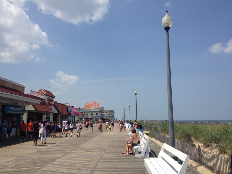 Il boardwalk di Rehoboth Beach con vista verso nord su Rehoboth Avenue.