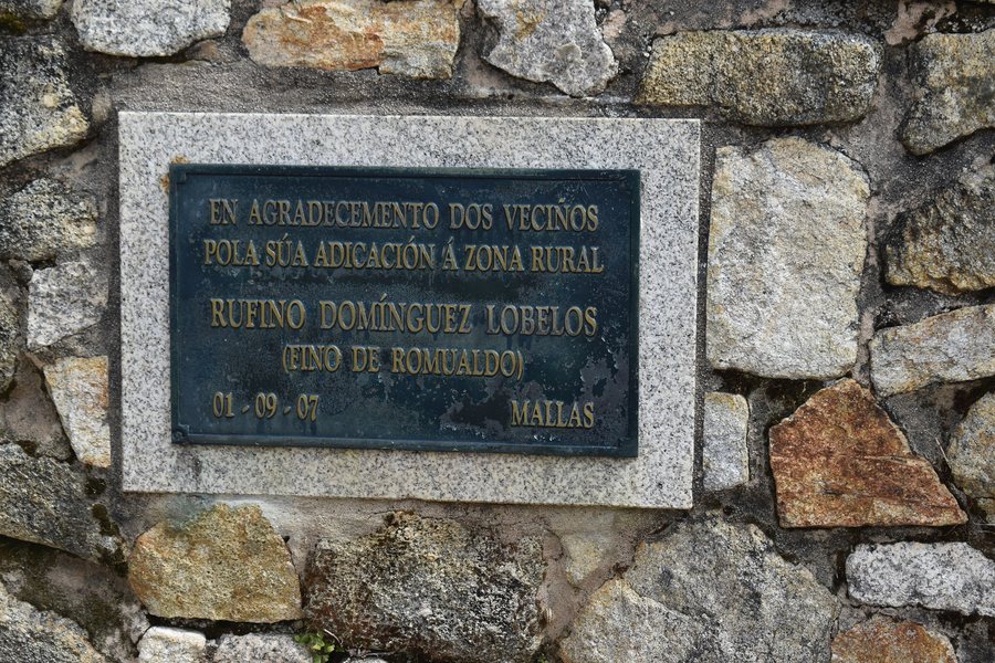 File:Placa en Mallas (San Martiño de Duio, Fisterra).jpg
