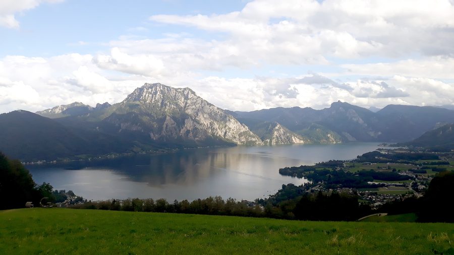 Blick über den Traunsee zum Traunstein im Salzkammergut.