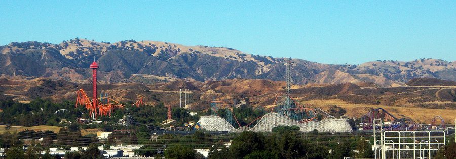 Panoramica di Six Flags Magic Mountain con montagne russe e colline circostanti