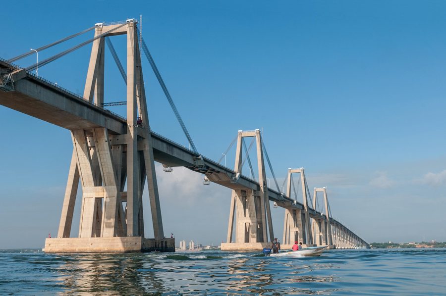 Blick über den Maracaibo-See auf die General-Rafael-Urdaneta-Brücke bei Cabimas in Venezuela.