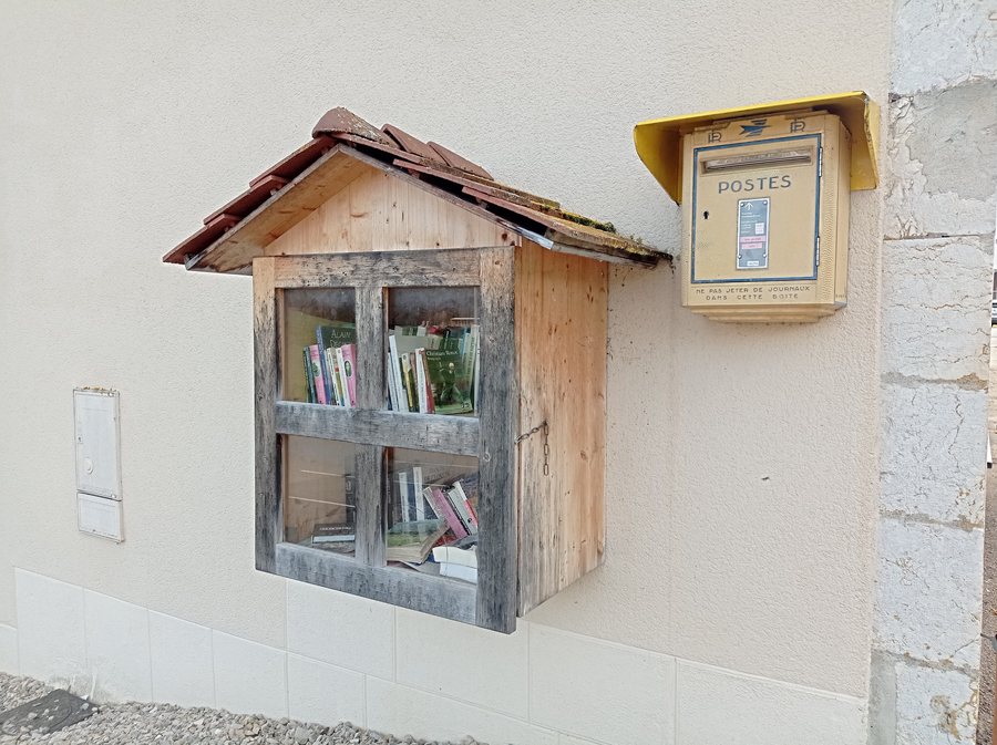 File:Brey-et-Maison-du-Bois - Mairie - boîte à livres et boîte aux lettres.jpg