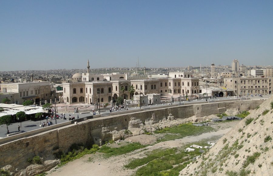 Blick von der Zitadelle von Aleppo über die historische Stadt