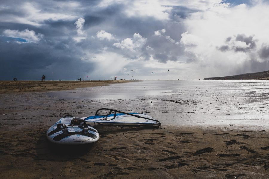 Windsurfer vor der Küste von Costa Calma auf Fuerteventura