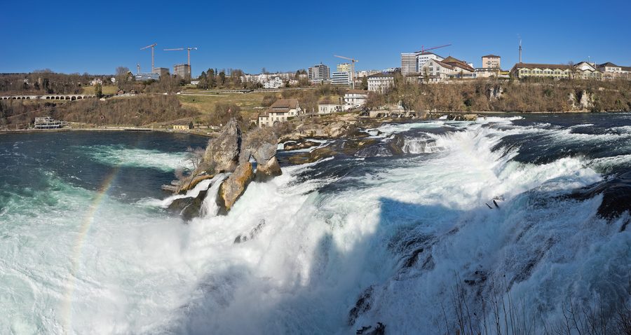 Blick auf den Rheinfall und Neuhausen am Rheinfall von der Südseite