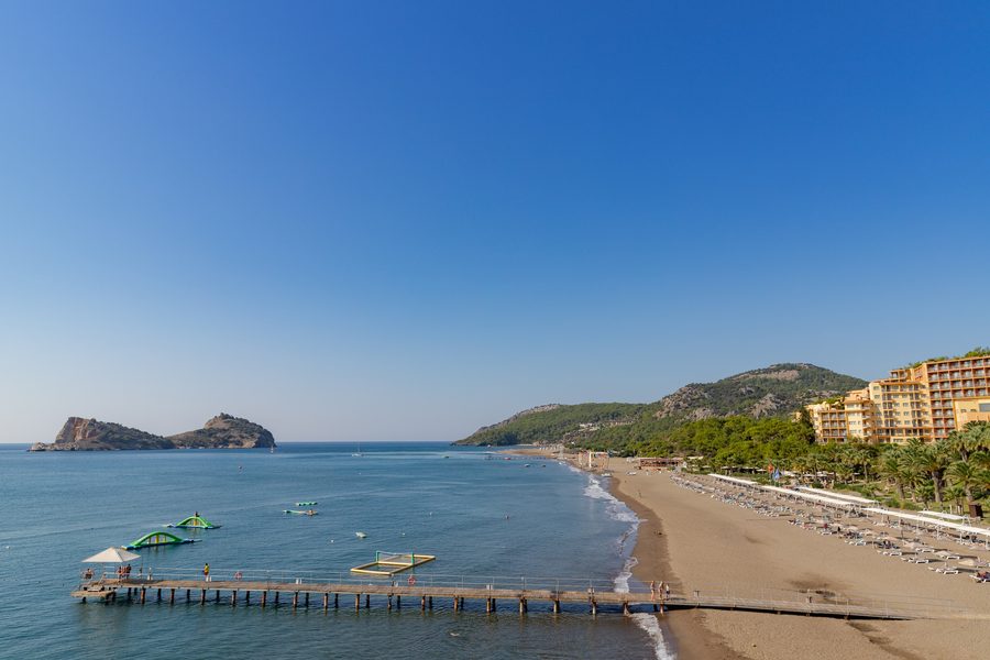 Luftaufnahme des Sandstrands von Sarigerme bei Dalaman