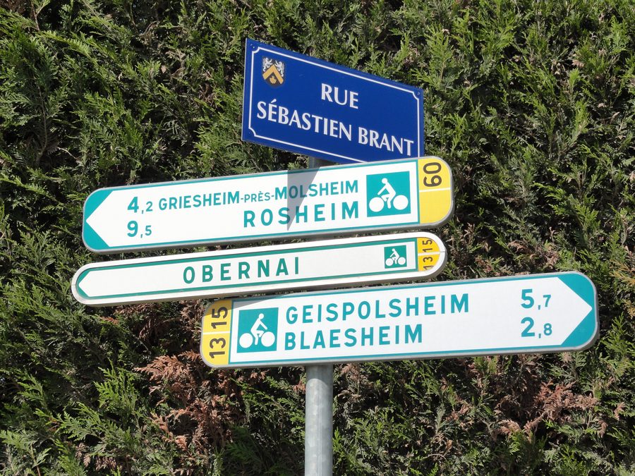 Wegweiser an der Rue Sébastien Brant in Innenheim im Elsass