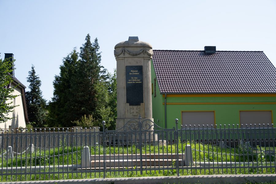 Kriegerdenkmal an der Dorfkirche in Sergen, einem Ortsteil von Neuhausen/Spree