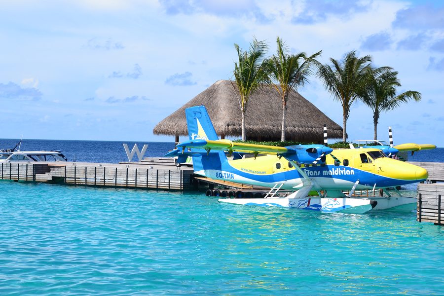 Idrovolante in viaggio verso un’isola alle Maldive